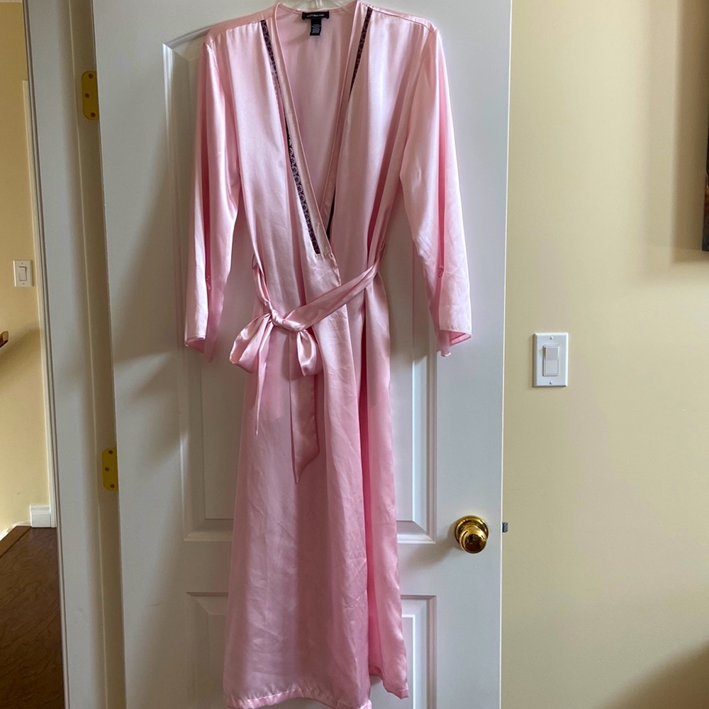 Jones New York satin like long dressing gown in size S/P. M/M